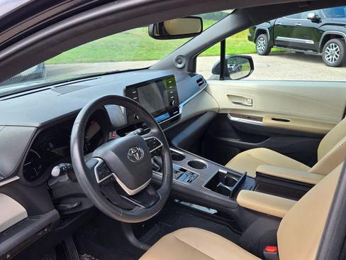 Used 2023 Toyota Sienna XLE w/ XLE Plus Package AWD/4WD image 9