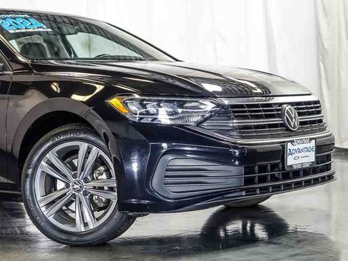 Used 2024 Volkswagen Jetta SE FWD image 3