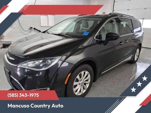 Used 2018 Chrysler Pacifica Touring-L FWD image 1