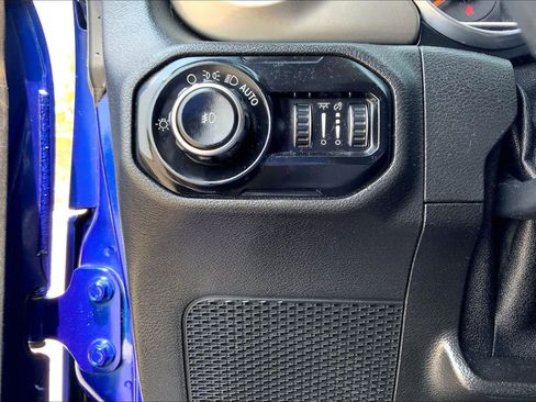 Used 2018 Jeep Wrangler Unlimited Sahara AWD/4WD image 33