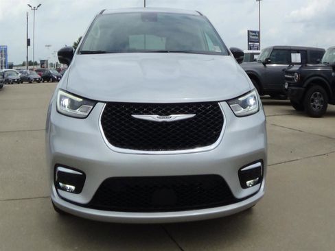 Used 2024 Chrysler Pacifica Limited AWD/4WD image 3