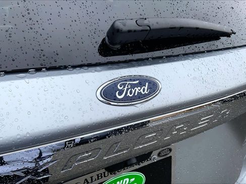 Used 2023 Ford Explorer XLT image 9