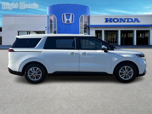 Used 2024 Kia Carnival LX image 8