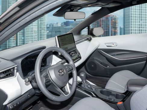 Used 2025 Toyota Corolla SE w/ SE Premium Package image 14