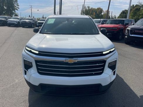 Used 2025 Chevrolet Traverse LT image 8