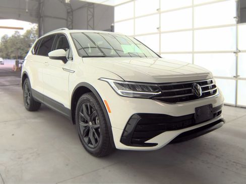 Used 2024 Volkswagen Tiguan SE FWD image 2