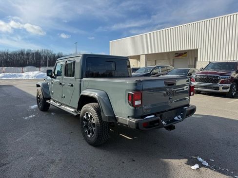 Used 2025 Jeep Gladiator Sport w/ Premium Package image 8