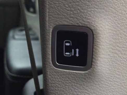 Used 2023 Chrysler Voyager LX image 34