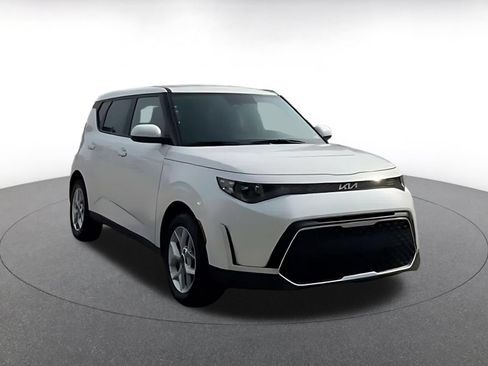 Used 2025 Kia Soul LX w/ LX Technology Package FWD image 3