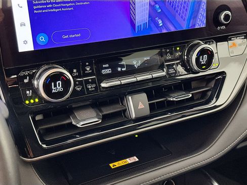 Used 2024 Toyota Highlander Limited image 16