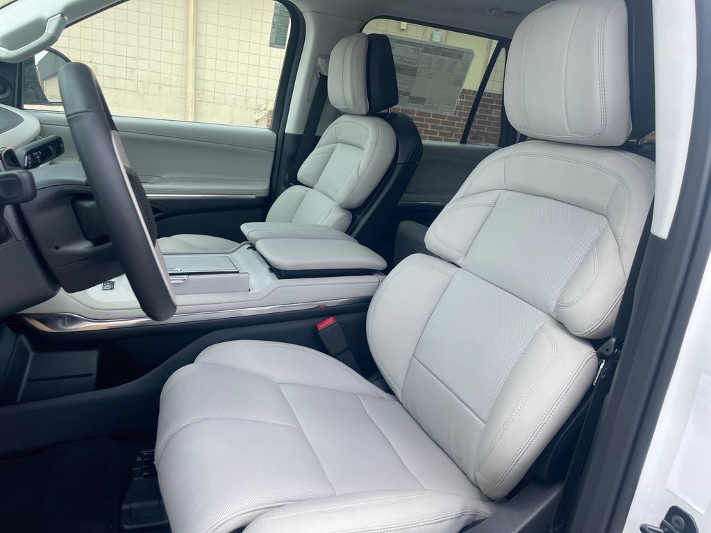New 2026 Lincoln Navigator Premiere AWD/4WD image 9