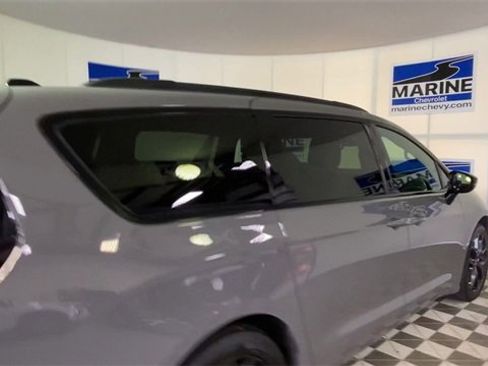 Used 2025 Chrysler Pacifica Limited image 2