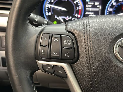 Used 2018 Toyota Highlander XLE w/ Carpet Mat Package (TMS) AWD/4WD image 26