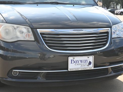 Used 2012 Chrysler Town & Country Touring-L w/ Entertainment Group #2 FWD image 27