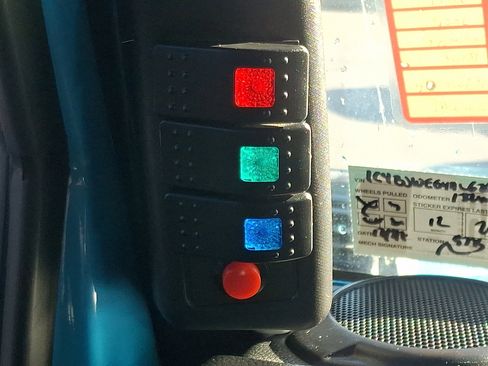 Used 2017 Jeep Wrangler Unlimited Sahara w/ Connectivity Group image 25