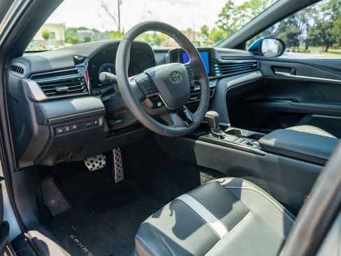 Used 2025 Toyota Camry SE w/ Convenience Package FWD image 11