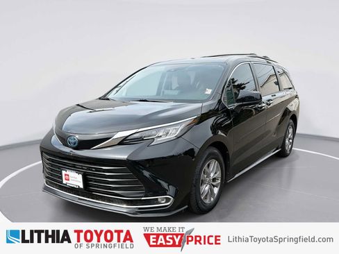 Certified 2022 Toyota Sienna XLE FWD image 1