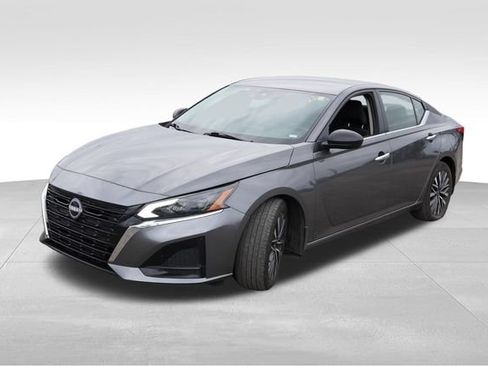 Used 2024 Nissan Altima 2.5 SV FWD image 11