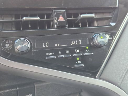 Used 2024 Toyota Camry SE FWD image 11
