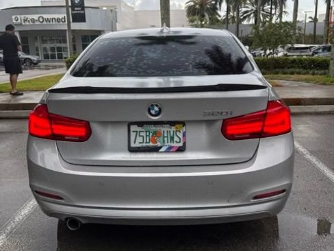 Used 2018 BMW 320i Sedan RWD image 6