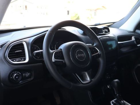Used 2018 Jeep Renegade Latitude FWD image 15