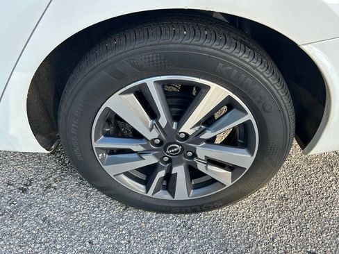 Used 2024 Nissan Versa SV FWD image 10