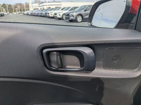 Used 2025 Hyundai Venue Limited FWD image 13
