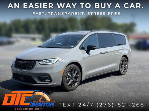 Used 2025 Chrysler Pacifica Limited FWD image 4