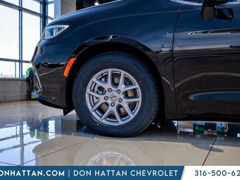 Used 2024 Chrysler Pacifica Touring-L FWD image 37