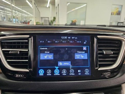 Used 2017 Chrysler Pacifica Touring-L FWD image 17