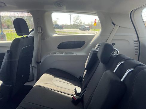 Used 2017 Chrysler Pacifica Touring image 14