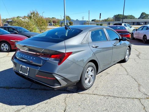 New 2026 Hyundai Elantra SE image 3