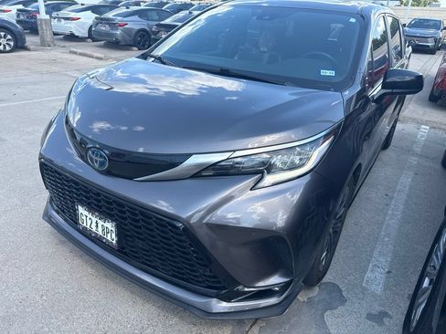 Used 2022 Toyota Sienna XSE FWD image 1