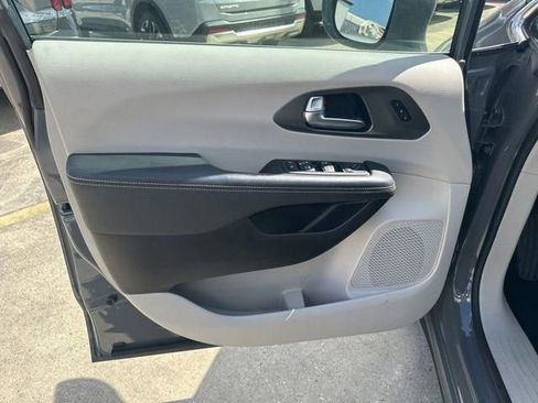 Used 2022 Chrysler Pacifica Touring-L w/ Uconnect Theater Family Group image 25