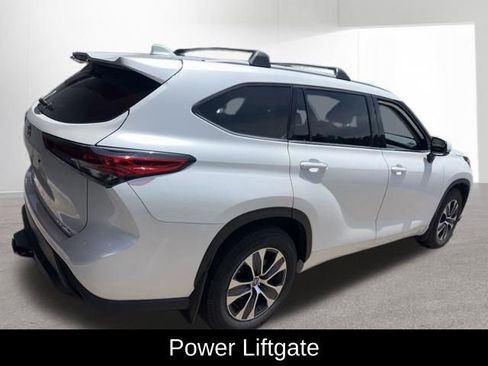 Used 2022 Toyota Highlander XLE AWD/4WD image 7