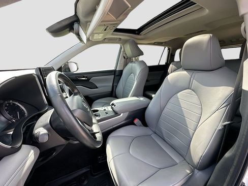 Used 2024 Toyota Highlander XLE FWD image 21