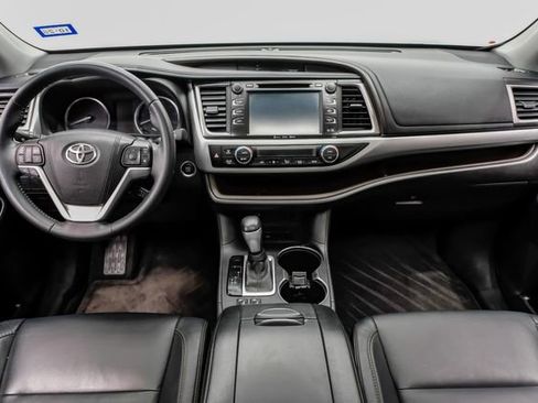 Used 2016 Toyota Highlander XLE image 24