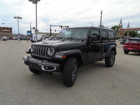Used 2025 Jeep Wrangler Unlimited Sahara AWD/4WD image 3