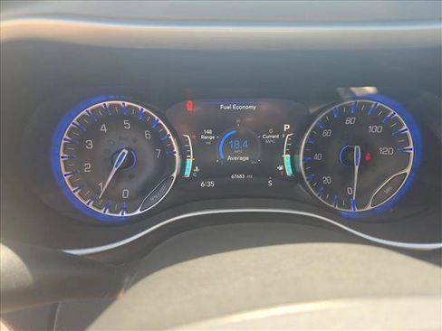 Used 2024 Chrysler Pacifica Touring-L FWD image 10