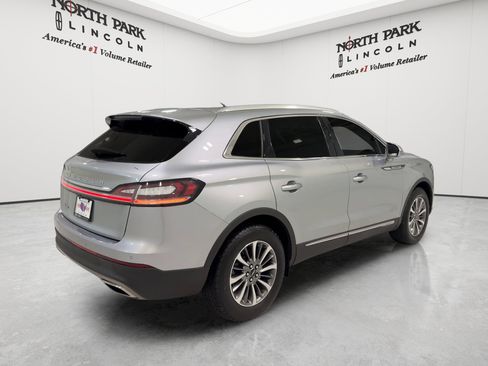Used 2023 Lincoln Nautilus FWD w/ Premium Package image 5