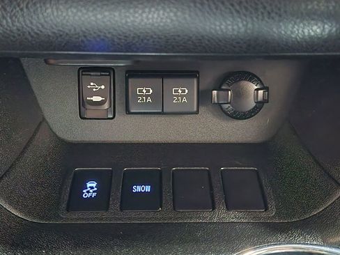 Used 2019 Toyota Highlander XLE FWD image 38
