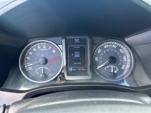 Used 2018 Toyota Tacoma TRD Sport AWD/4WD image 31