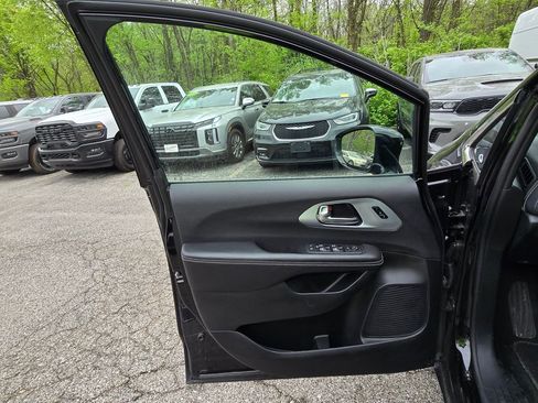 Used 2026 Chrysler Pacifica Limited FWD image 21