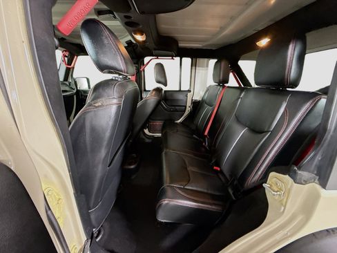 Used 2018 Jeep Wrangler Unlimited Rubicon w/ Connectivity Group image 23