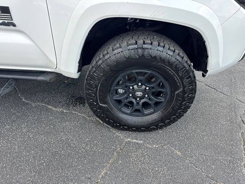 Used 2021 Toyota Tacoma SR5 AWD/4WD image 13