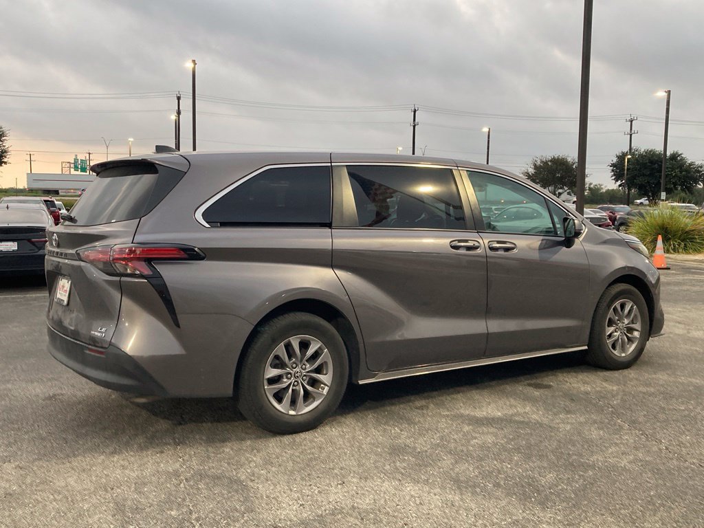 Used 2022 Toyota Sienna LE FWD image 4