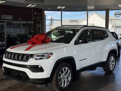 Used 2024 Jeep Compass Latitude AWD/4WD image 2