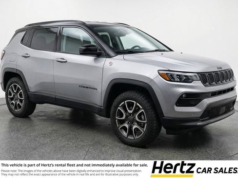 Used 2025 Jeep Compass Trailhawk image 1