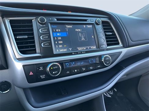 Used 2017 Toyota Highlander XLE image 19