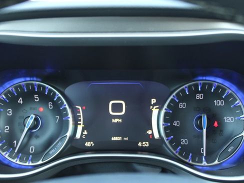 Used 2023 Chrysler Pacifica Touring-L image 34